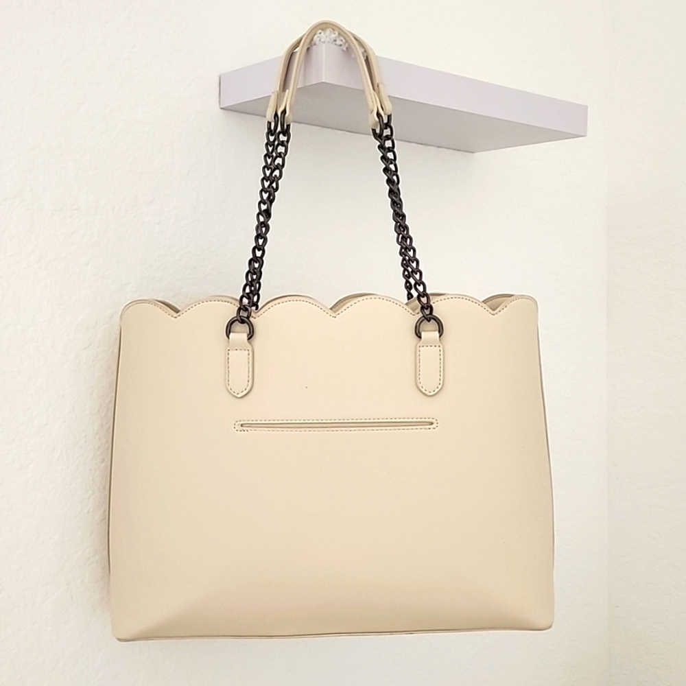 Betsey Johnson Women's NWT White XOTOTE-U Tote Bag w/Removable Heart Pouch. - Picture 2 of 10